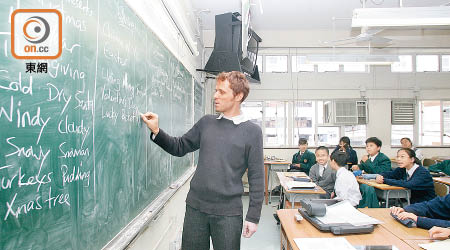 當局考慮放寬中學開設英文班的門檻，令更多學校可以開設英文班。