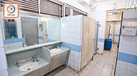 公廁經常出現沒水沖廁、沒廁紙及洗手盆衞生差的問題。