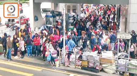 中環<br>南亞小販在畢打街將貨物鋪滿一地，令本已擠擁的街道幾乎寸步難行。