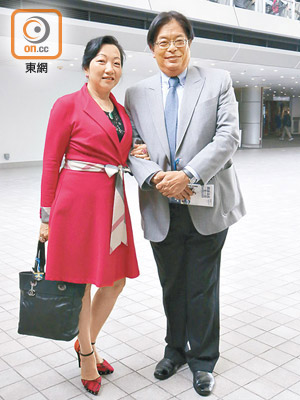 王桂壎（右）自爆讀書時成日打交！左為其太太。