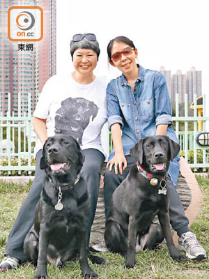 Cynthia（左）與導盲犬的新主人Joanne（右）成為朋友，經常一起出遊。（王鏡文攝）