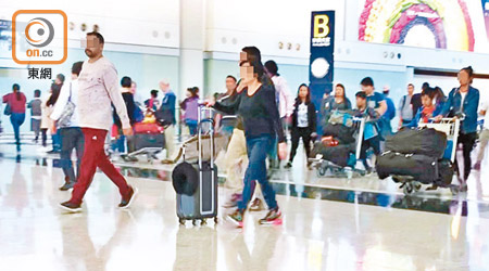 成功拉客<br>南亞人在抵港大堂旅客閘口等待目標，不久成功兜客。