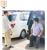 機場一號停車場上落客位置，經常有南亞人在車上等客。（讀者提供）