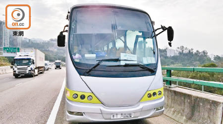 涉事旅遊巴士遭警方隱形戰車截停。（張開裕攝）