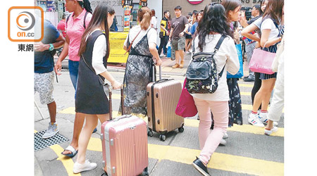 六成受訪市民認為內地個人遊旅客數目已超出香港可承受的能力。