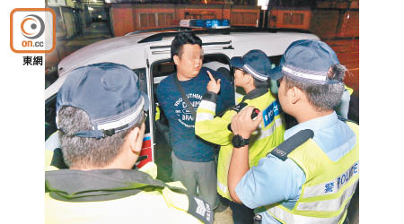 涉案男乘客被警員反扣雙手。