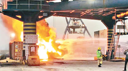 裝載碳粉貨櫃陷火海，火勢猛烈焚燒。（互聯網圖片）