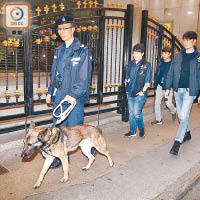 警方帶同警犬搜查嘉芙中心。