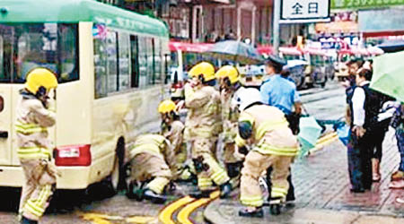 消防員在車底救出女傷者。（互聯網圖片）