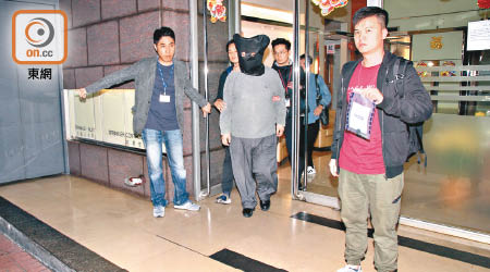 被告申曉翔（中）承認進入住客的單位內，昨被判囚廿六個月。