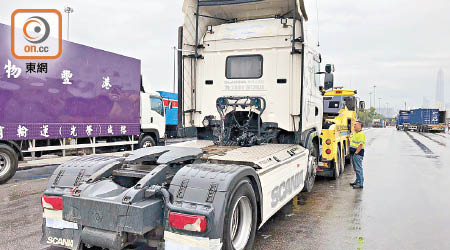 涉事貨櫃車拖頭被拖返車輛扣留中心。