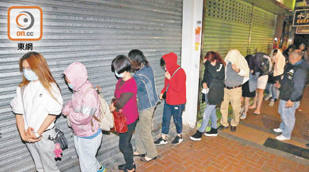 警方在荃灣破獲賭檔，拘捕一批男女。（梁國雄攝）