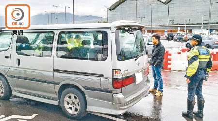 涉案車輛被拖往大欖涌汽車扣留中心檢驗。