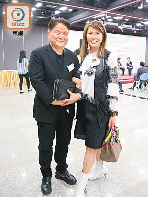 卓悅控股主席葉俊亨（左）及妻子鍾佩雲。