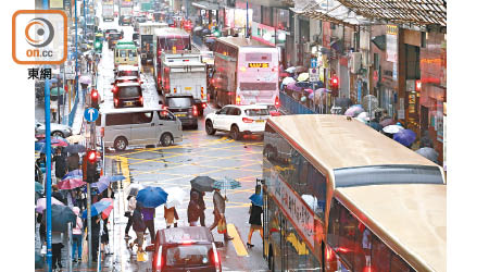 觀塘港鐵站及開源道等市中心一帶道路擠塞，人車爭路嚴重。（羅錦鴻攝）