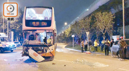 巴士車頭嚴重毀爛。（文健雄攝）