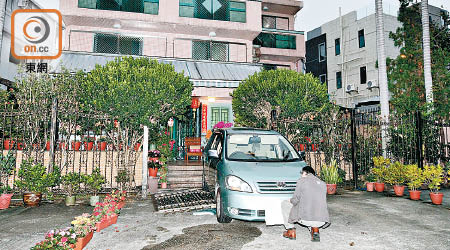 鳳池村村長寓所遭私家車撞閘。（胡德威攝）