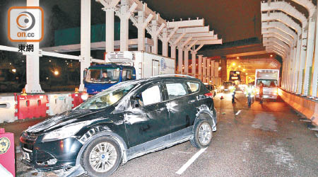 私家車撞至「甩轆」，更殃及尾隨貨車。（胡德威攝）