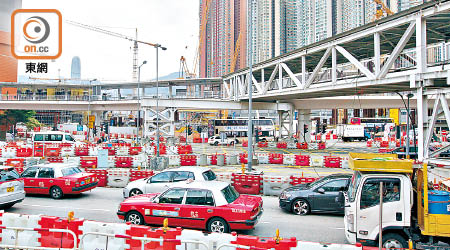 道路基建發展龜速，以致道路超負荷，加劇意外風險。