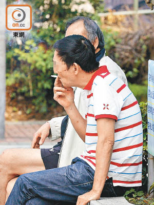 荔枝角公園<br>有市民坐在公園的長櫈吸煙。（何天成攝）