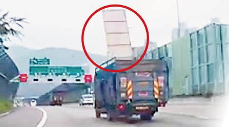 吐露港公路有貨車行駛時，突然飛出兩塊木板（紅圈示）。（互聯網圖片）