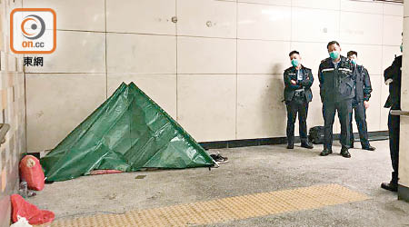 男子倒斃隧道內，警員在場調查。（梁志雄攝）