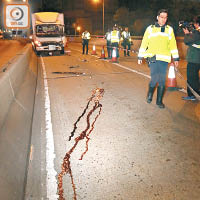 車禍現場遺下一攤血漬。