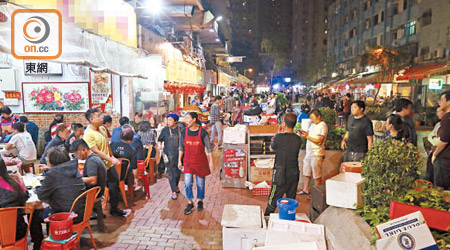 屯門麒麟徑<br>多家食肆放置座椅到街上供食客坐着等位，又把大量碗碟和貨品堆於路中心。