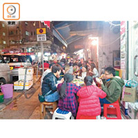 慈雲山毓華里<br>約五十米的街道被附近食肆放置逾三十張餐桌，僅留下狹窄通道予途人行走。