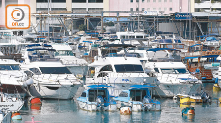 香港仔<br>申訴專員敦促海事處聯同警方加強執法，確保船隻公平使用避風塘的權利不受影響。