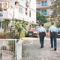 警員在事發村屋調查。