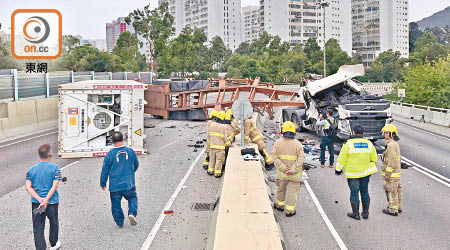 涉事貨櫃車橫亘來回行車線。（鍾健國攝）