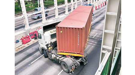 涉事貨櫃車車頭拗曲損毀。（互聯網圖片）