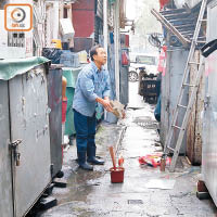 街坊劉先生帶同祭品到現場拜祭。（曾志恆攝）