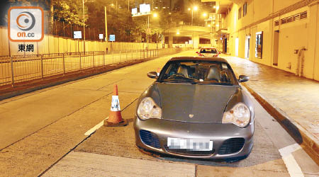 在跑馬地被截查的保時捷跑車。（李國健攝）