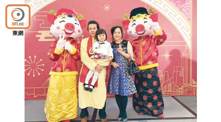 香港工商品牌保護陣綫常務副主席潘偉駿（左二）同太太潘文思怡（右二）抱埋寶貝女兒潘卓鍶（中），一家三口同豬財神合照，畫面好得意。