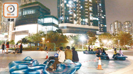 入夜後，荃灣公園的廣場成為居民的熱門聚腳點。