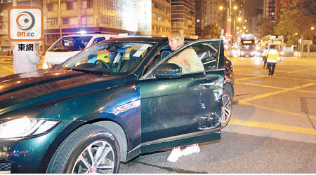 肇事四驅車左邊車門損毀。（胡德威攝）