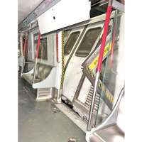 被撞列車車廂嚴重損毀。（互聯網圖片）