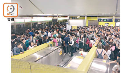 去年<br>去年十月港鐵四線齊冧時，幾乎每個車站都擠滿人群。