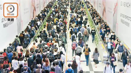 中環<br>昨晨香港站步往中環站的通道擠滿人群。（蔡高華攝）