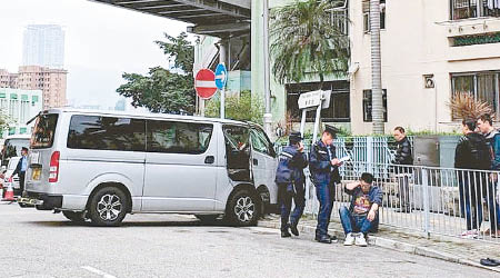 受傷考生坐在路邊協助警員調查。（互聯網圖片）