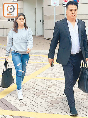 女被告鍾靜雯（左）昨被判社會服務令八十小時；右為東怡董事總經理吳文廣。