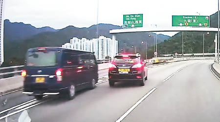 中港車逼近貨Van，越過影線區前行。（互聯網圖片）