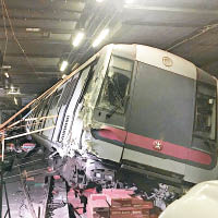 港鐵工程人員嘗試將出軌車卡搬回路軌。（互聯網圖片）