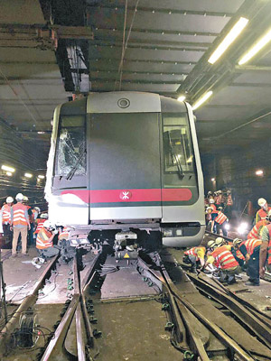 工程人員已成功將有關列車車頭的轉向架搬回路軌。（互聯網圖片）