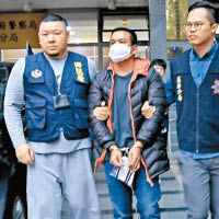 警方拘捕泰籍男子Sreenack（中）。（互聯網圖片）