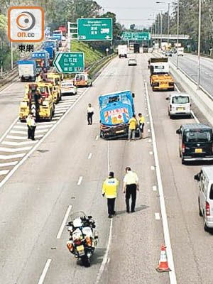 甩轆運油車在路面刮出長長的花痕。（讀者提供）