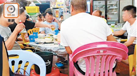 去年九月，本報報道油尖區小販管理隊於當值期間到食肆隊啤、玩骰盅及吸煙。