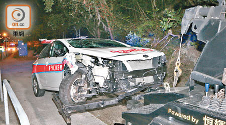 涉事警車由拖車拖走。（吳建明攝）